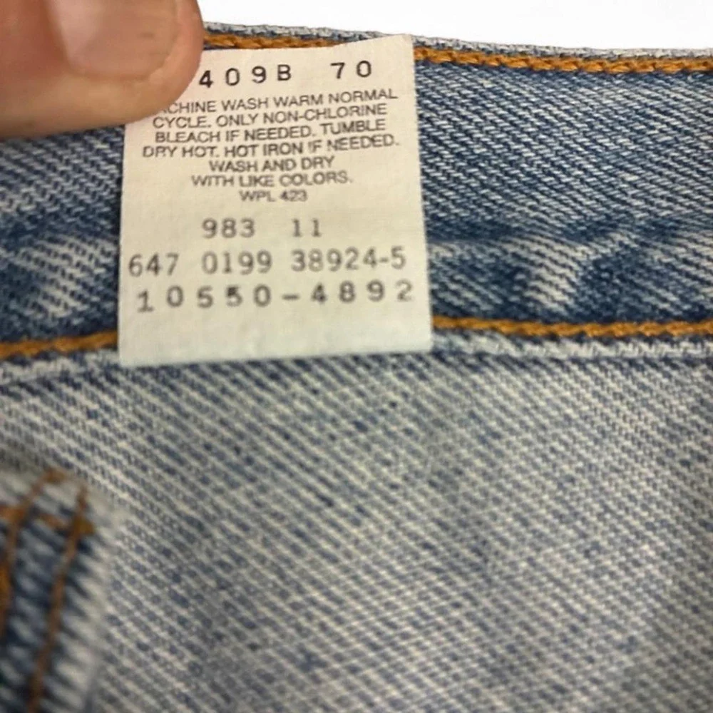 Vintage/Y2K 1999 Levi's 550 relaxed fit/tapered leg light wash 100% rigid cotton